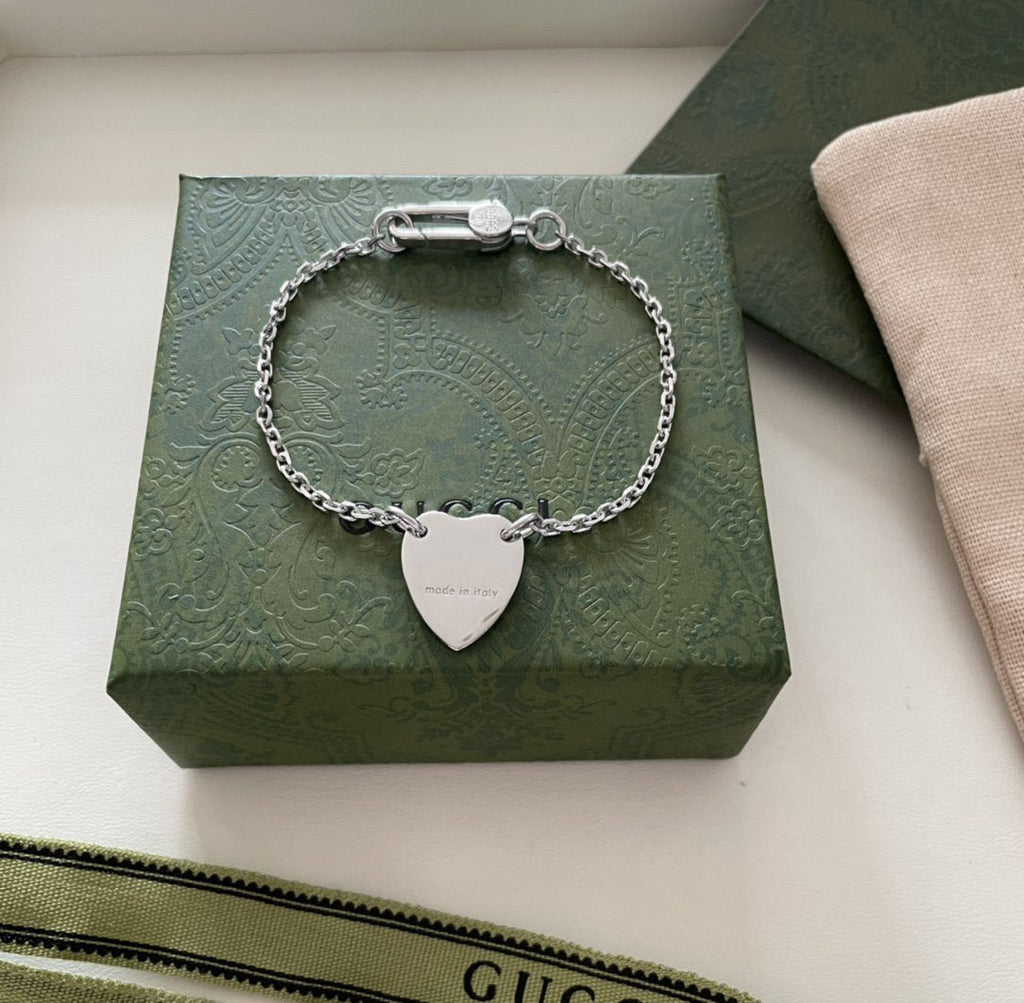 Gucci GG Logo Heart-Shaped Pendant Silver Bracelet